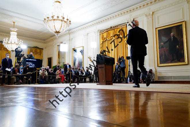 پرزیدنت جو بایدن برای سخنرانی در مورد اوکراین در اتاق شرقی کاخ سفید در فوریه وارد می شود.  22، 2022، در واشنگتن.